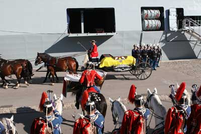 Den flagsmykkede kiste, ledsaget af Garderhusarerne, ankommer til ESBERN SNARE