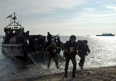 Russiske marineinfanterister landsttes fra britisk landgangsfartj
