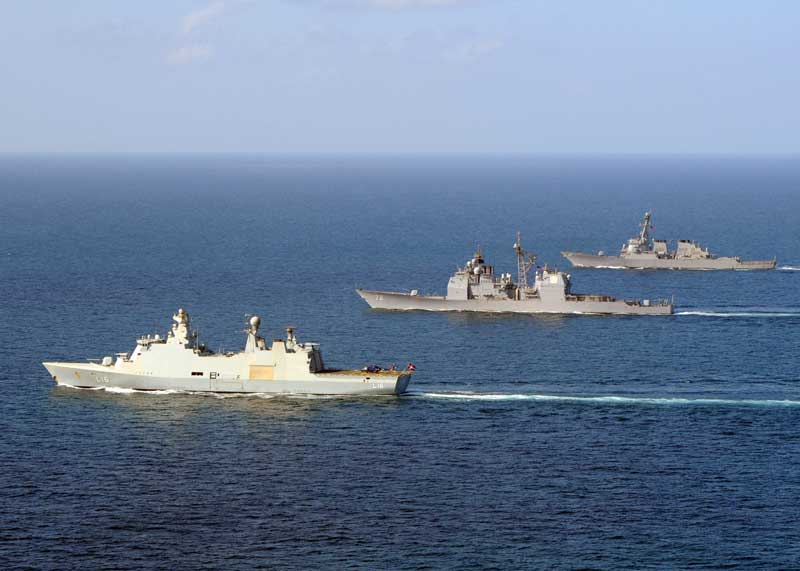 The HDMS ABSALON (in front) and the flagship for CTF 151, the guided-missile cruiser USS VELLA GULF (CG 72), in the middle, together with the guided-missile destroyer USS MAHAN (DDG 72) transit the Gulf of Aden