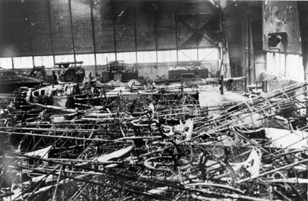 Udbrndte fly i Orlogsvrftets hangar