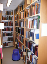Bibliotekets samling bestr af cirka 40.000 bger