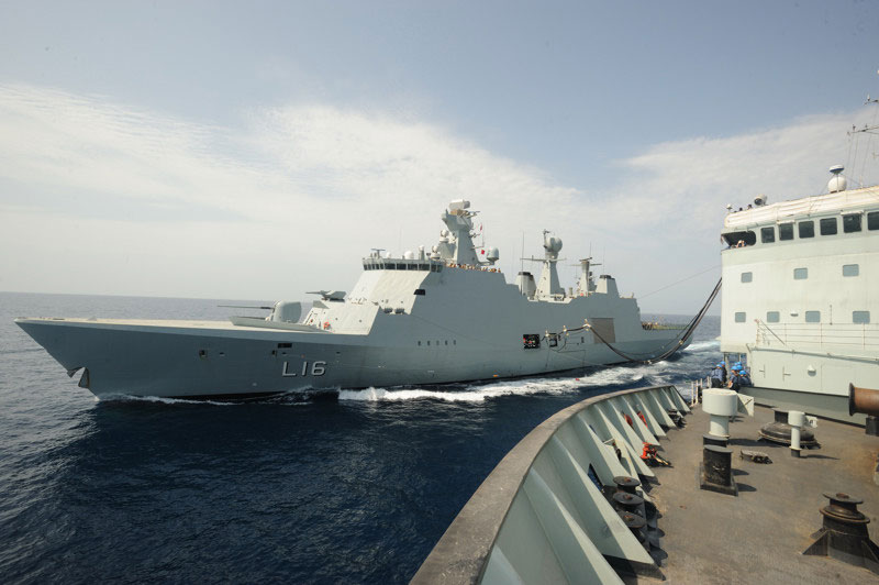 ABSALON i gang med genforsyning (RAS - Replenishment at sea) med olie fra det canadiske forsyningsskib HMCS PROTECTEUR i Aden Bugten