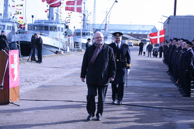 Fartjets navngiver, Aalborgs borgmester Henning G. Jensen, skridter paraden af 