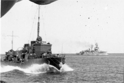 Torpedobåden HØGEN med NIELS IUEL i baggrunden