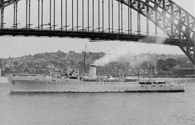 Fregatten GALATHEA ses her under Sydney Harbor Bridge i Australien