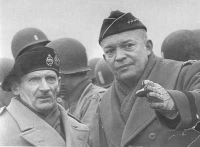 Feltmarskal Montgomery og general Eisenhower konferer i felten