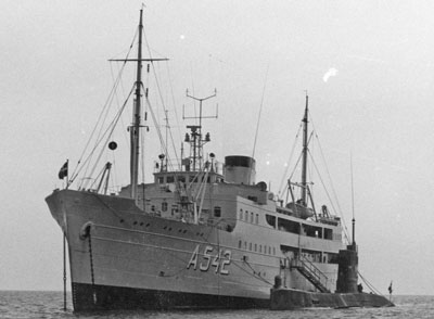 Depotskibet HENRIK GERNER til ankers med en ubd af DELFINEN-klassen p siden