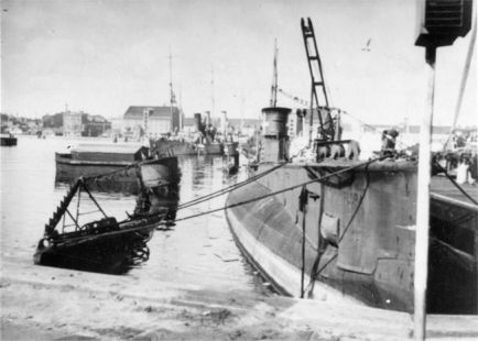 Ubdene DRYADEN og FLORA p Holmen efter 29. august 1943