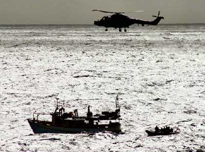 En LYNX helikopter yder beskyttelse til boardinghold i Caribien